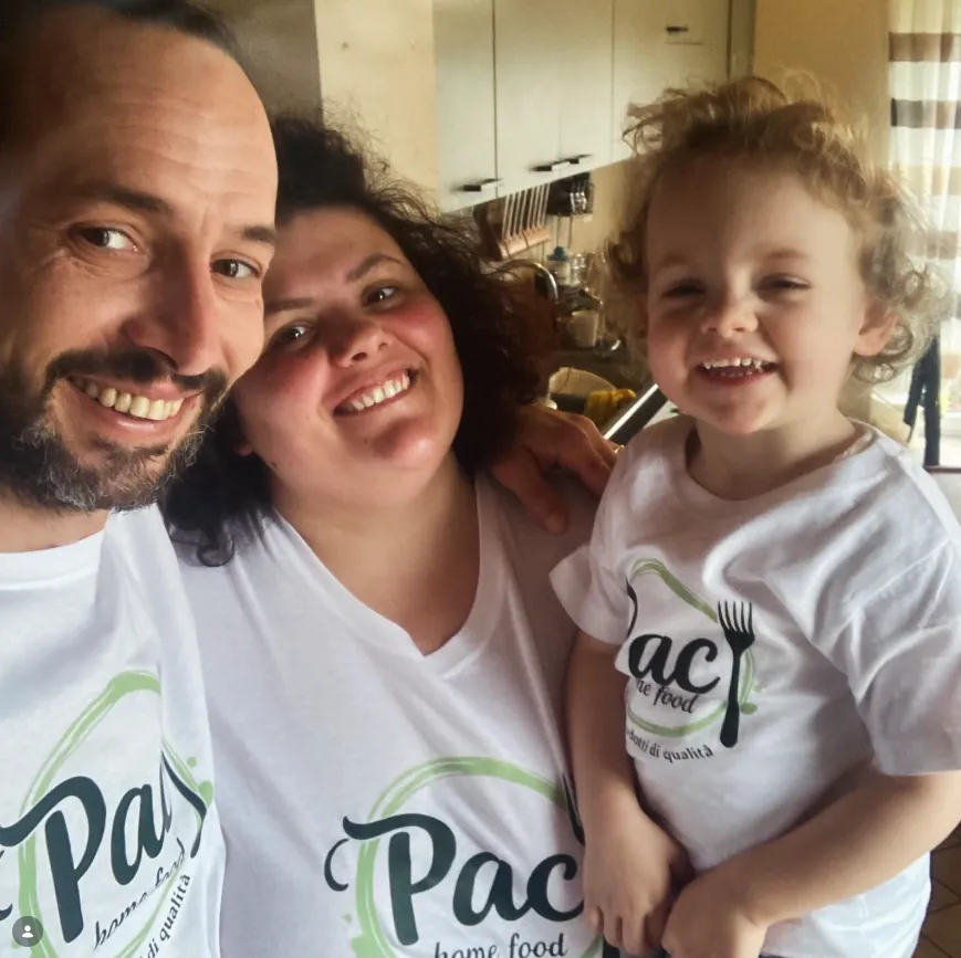 Andrea, Pamela e la loro bambina Camilla con le magliette di Pac Home Food