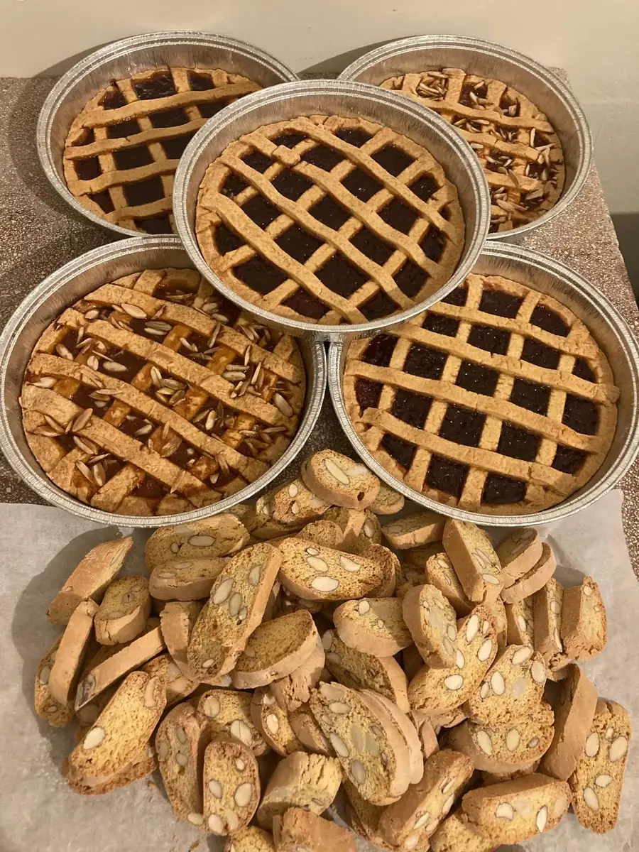 Crostate artigianali e biscotti appena sfornati