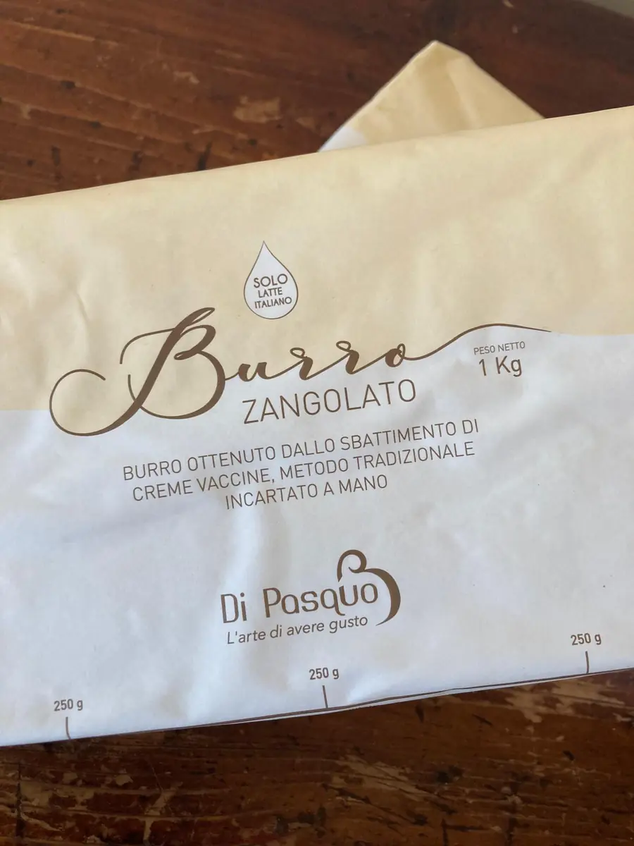 Barattolo di burro chiarificato biologico accanto ai biscotti keto confezionati